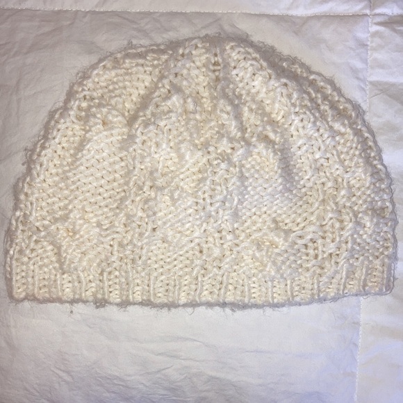 Handknit cream beanie - Picture 3 of 3